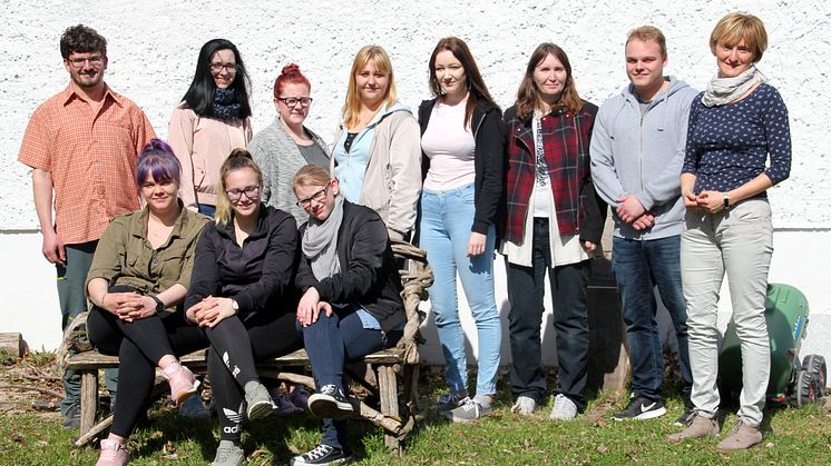 Schüler des 1. Ausbildungsjahres für Heilerzieher und Altenpfleger des PBZ Oschatz mit Bärenherz-Pflegedienstleiterin Ulrike Ludwig (rechts im Bild) im Garten des Kinderhospizes