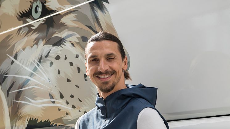 Zlatan Ibrahimović, das Gesicht der globalen Marketingkampagne von Visa, kommt in Moskau an und zeigt seinen neuen Zahlungsring, der auf der FIFA Fussball-Weltmeisterschaft 2018 Russland™ erhältlich ist, für schnelle und einfache Zahlungen.