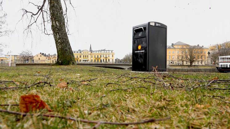 På bilden ses en av de större soptunnor kommunen har som signalerar när de behöver tömmas.