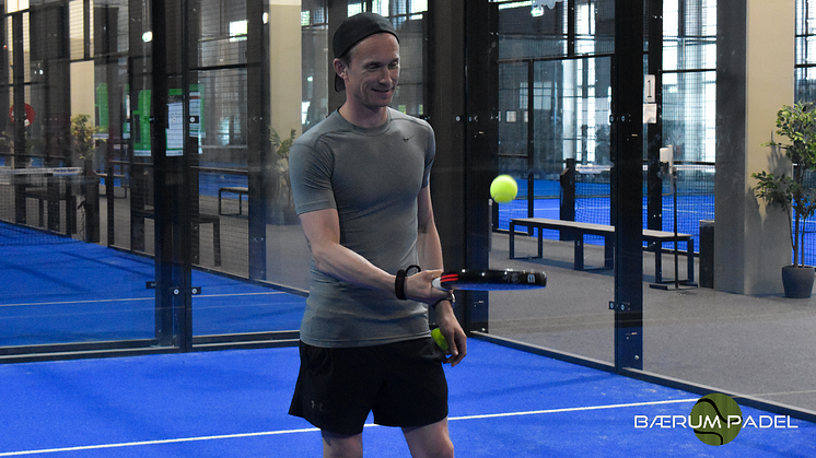 Fredrik Ask Stensrud er storfornøyd med både servicen og skjermene fra Hisense som er blitt levert til Bærum Padel. Foto: Nikoline Vang, Markedssjef i CBK Distribusjon AS.