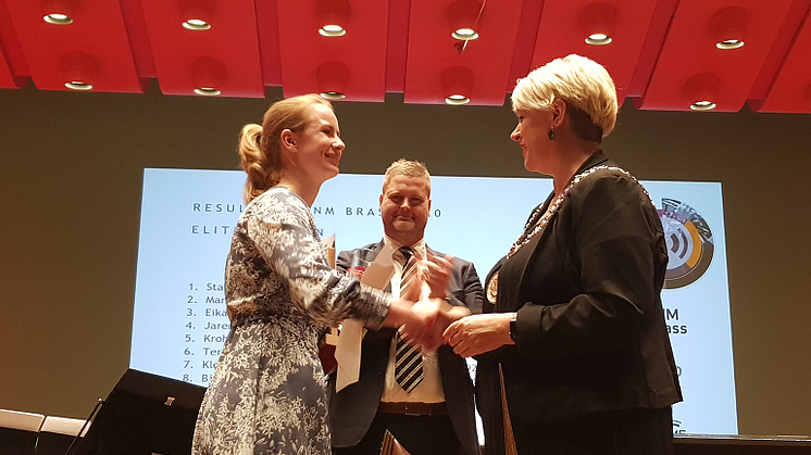 Karina Vigdel fra Stavanger Brass Band mottar pris fra ordfører i Bergen kommune etter at korpset ble norgesmester 2020.