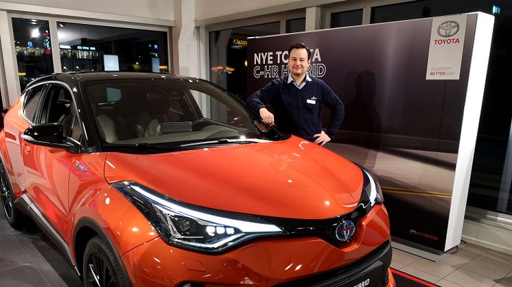 Klar for lansering: Dagfinn Eilertsen med nye Toyota C-HR som lanseres i Narvik denne uken. Foto: Nordvik AS.