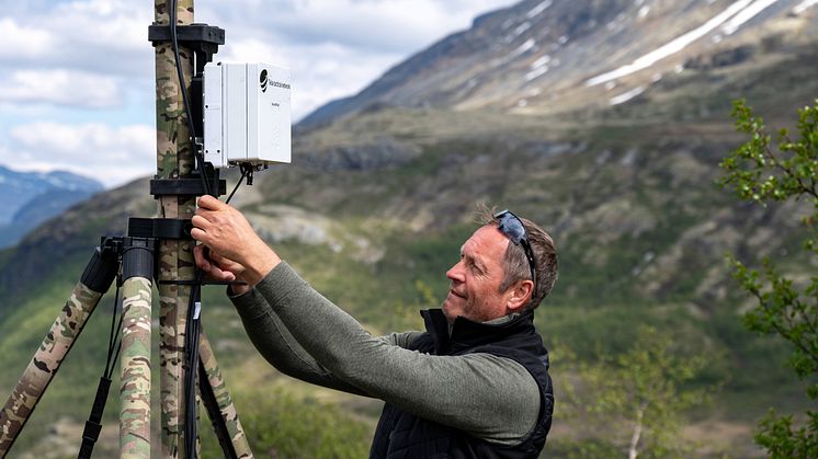 Helt ny type mobil basestasjon fra Telia Norge. Produktsjef for Enterprise Mobile Networks i Telia, Steinar Ulvøy, monterer den mobile basestasjonen under øvelse "UIendt 2024". Foto: Telia Norge