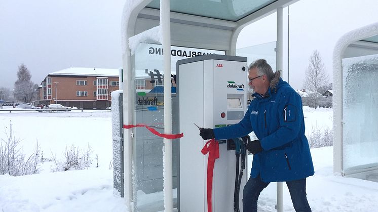 Mats Bengtsson, vd Dalakraft, klipper bandet på snabbladdningsstationen i Malung.