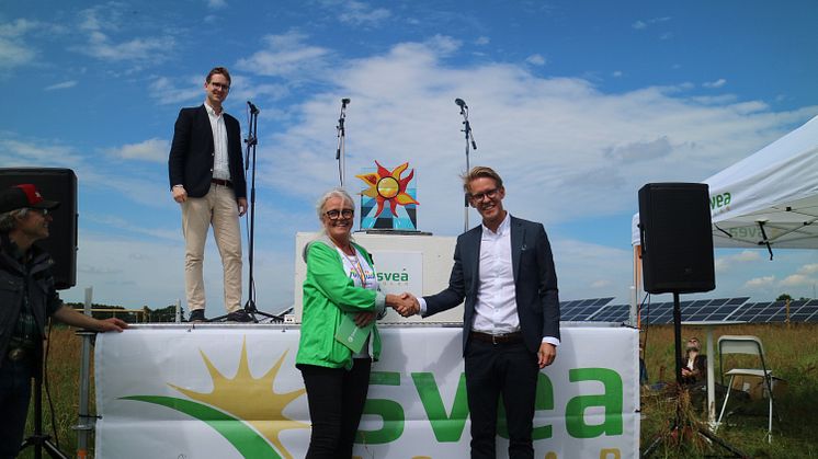 Anette Myrheim överlämnar vandringspriset till Erik Martinsson, VD Svea Solar (t.v) och Johan Fjelkner, bankchef Sparpanken Skåne (t.h)