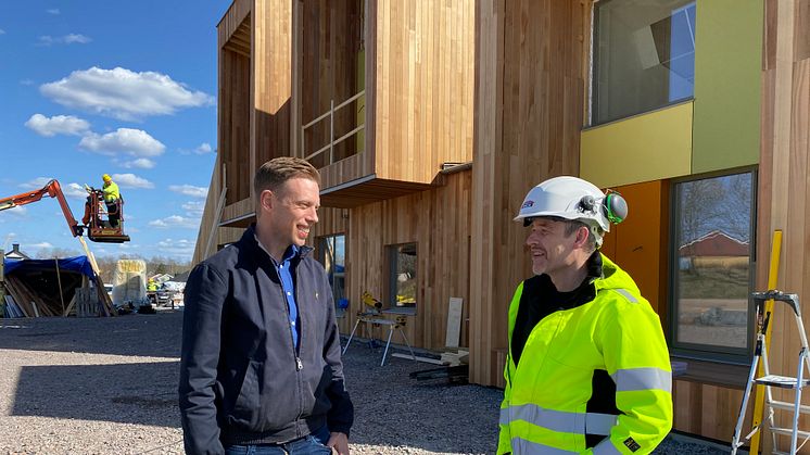 Tobias Johansson, projektchef på APP Properties och Niclas Couchér, projektchef på Gärahovs Bygg är nöjda med byggnationen på Hofs Park i Växjö. Snart är den första byggnaden inflyttningsklar.