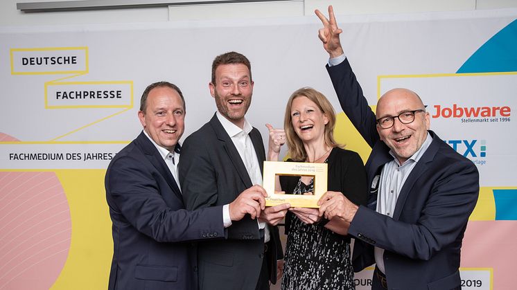 Günther Oster (Leitung Media Sales), Kerstin Holzhüter (Leitung Marketing), Günter Ruhe (Geschäftsführung) und André Gesellchen (Leitung Programm) nahmen den Award stellvertretend für das gesamte FeuerTrutz-Team entgegen. Foto: Deutsche Fachpresse