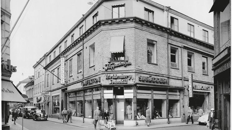 I Kochska huset på Kyrkogatan 34, ett hus med anor från 1820, har Wallenstam genomfört en omfattande renovering, här öppnar nu restaurang Collage, en ny satsning och samarbete mellan Park Lane och Götaplats-gruppen. 