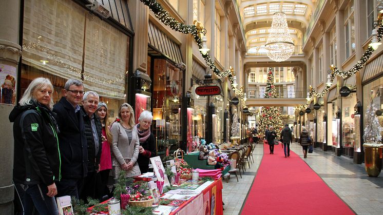 Das Bärenherz-Team am Weihnachtsstand in der Mädler-Passage