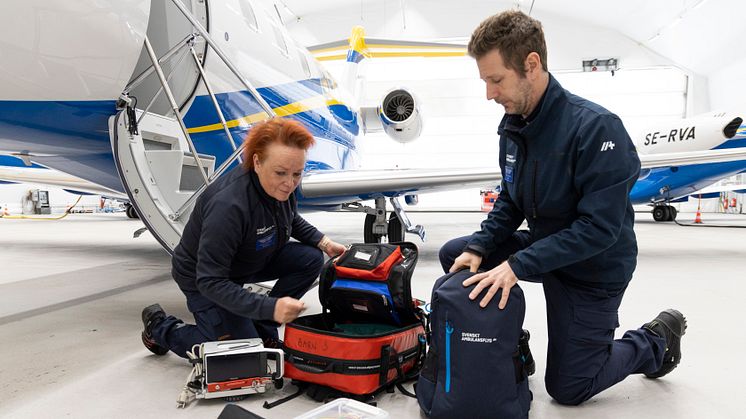 Mariell Renman och Mats Värnlund är båda Flight Nurse vid beredskapsbasen i Umeå och Region Västerbotten. Mariell Renman är hemmahörande i Region Västernorrland och Mats Värnlund i Region Västerbotten. Foto: Kommunalförbundet Svenskt Ambulansflyg