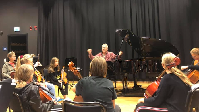 Mattias Risberg i workshop med elever på Kulturskolan Garnalia.