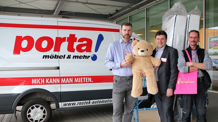 Thomas Schulz und Geschäftsleiter Uwe Arnold übergaben zwei Matratzen an Bärenherz-Hausmeister Wolfgang Gotthardt