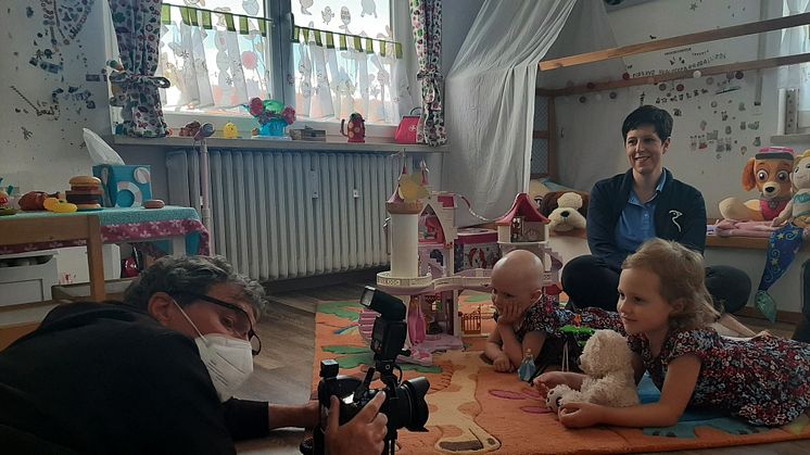 Fiona und ihre große Schwester Mina werden für die BILD-Zeitung fotografiert
