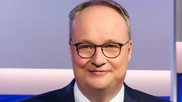 Oliver Welke ist neuer Schirmherr der Stiftung Lebensblicke für den Darmkrebsmonat März 2023