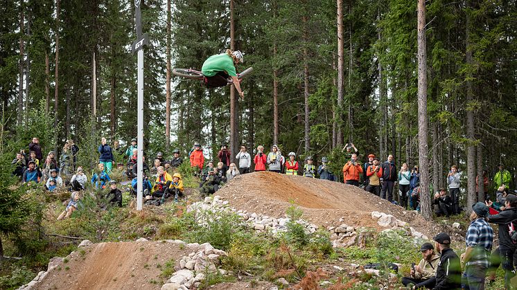 Brage Vestavik går høyt under fjorårets B-RAGE Sessions. Foto: Ola Matsson