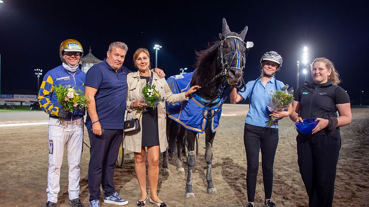 Björn Goop körde Coquaholy till seger vilket gladde delägarna Jens Glud och Marina Hansen. Foto: Mikael Rosenquist.