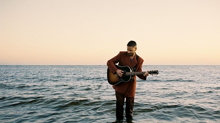Chris Holsten kickstarter festivalturné med en låt for sene sommerkvelder