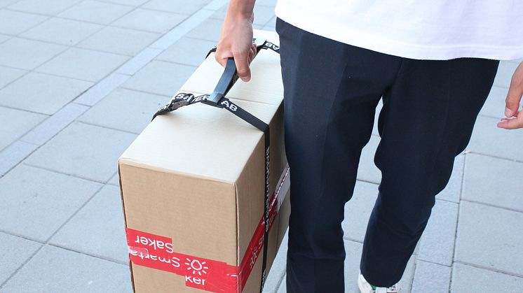 Med bærehåndtaket blir det lettere å bære med seg store pakker fra Posten.
