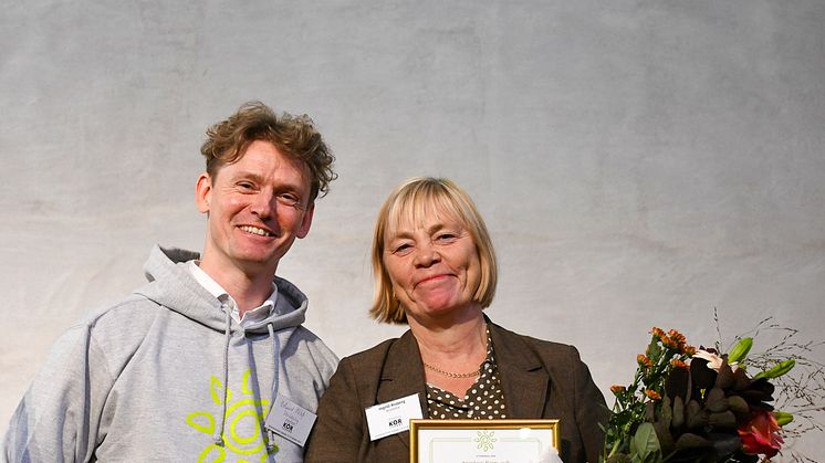 UNGiKÖR:s ordförande Edward Eklöf delar ut utmärkelsen Årets barn- och Ungdomskörledare 2023 till Ingrid Risberg