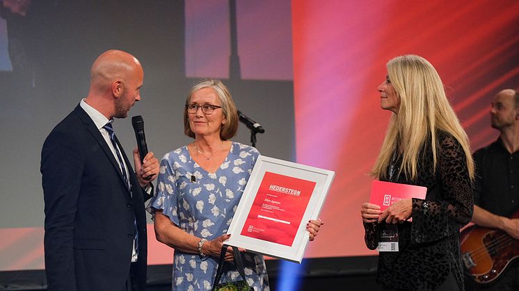Ellen Egenæs ble tildelt Regnskap Norges hederstegn under festmiddag på Overskudd 2022 13. september.