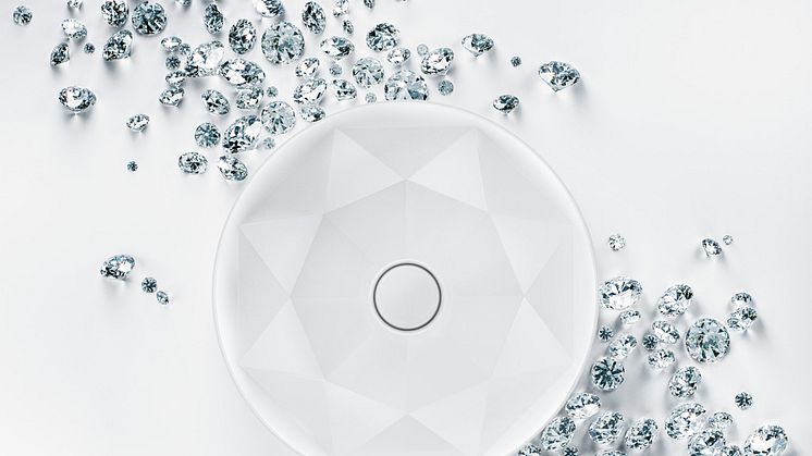 Octagon tvättställ med exakta vinklar, tunna sidor och fina fasetter, skapar ett imponerande uttryck med ett diamantliknande mönster.
