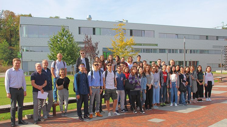 Neue internationale Studierende mit ihren Dozentinnen und Dozenten sowie den Mitarbeiterinnen und Mitarbeitern im International Office.