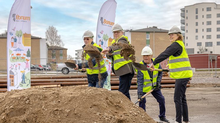 Från vänster: Marcus Wiklund från byggentreprenören Byggmästarna, kommunstyrelsens ordförande för Trosa Daniel Portnoff, blivande boende Rolf Sundberg, Riksbyggens vd Johanna Frelin. Fotograf Patrik Ekenblom.