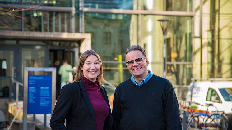 Linnea Lindau och Mats Lundqvist firar 20 framgångsrika år för Chalmers entreprenörskola. ​Foto: Johan Bodell