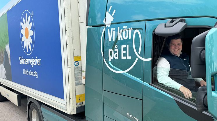 Peter Liljedahl, transportchef på Skånemejerier i företagets nya ellastbil.