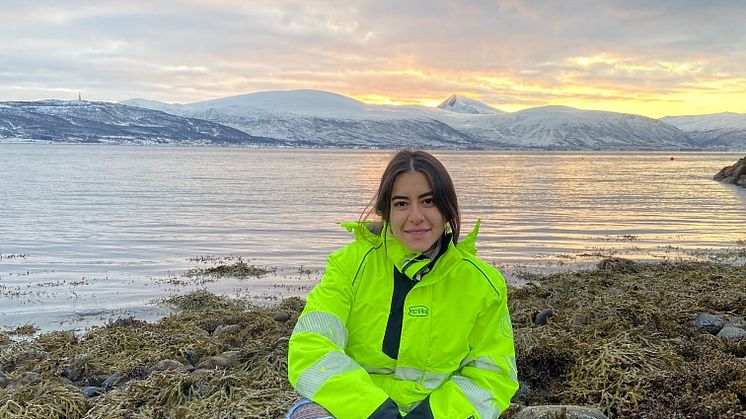 PhD student Sofía Hernández by the Akvaplan-niva marine research station (Photo: Laurids Nørskov Enevoldsen/Akvaplan-niva).