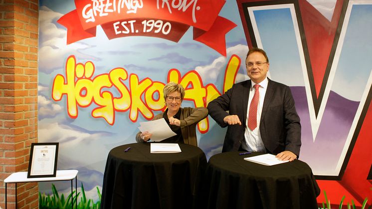 Monica Hanson, kommunalråd Trollhättans stad och Martin Hellström, rektor Högskolan Väst signerar samarbetsavtal om mentorprogrammet Näktergalen.