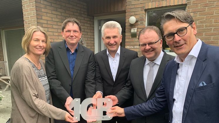 Familie Frensch erhält 1GB-Trophäe von Prof. Dr. Andreas Pinkwart, Minister für Wirtschaft, Innovation, Digitalisierung und Energie des Landes NRW, Marc Venten, Bürgermeister von Korschenbroich und Uwe Nickl, CEO Deutsche Glasfaser