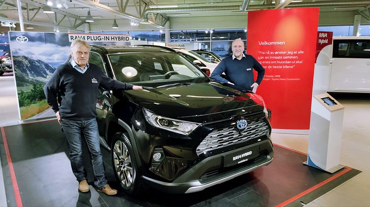 Vi er svært godt fornøyd med salget av biler i 2020, sier Leif Forsland og Sverre Saue hos Nordvik Toyota Harstad. Foto: Nordvik AS.