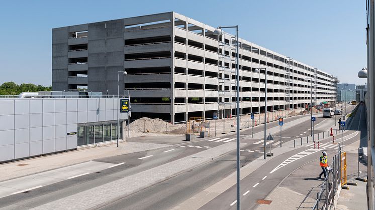 Et af Danmarks største fritstående parkeringsanlæg er under opførelse på Amager. Det får plads til mere end 2.300 parkeringspladser og bliver 60.000 kvadratmeter fordelt over seks etager. Foto: PR.