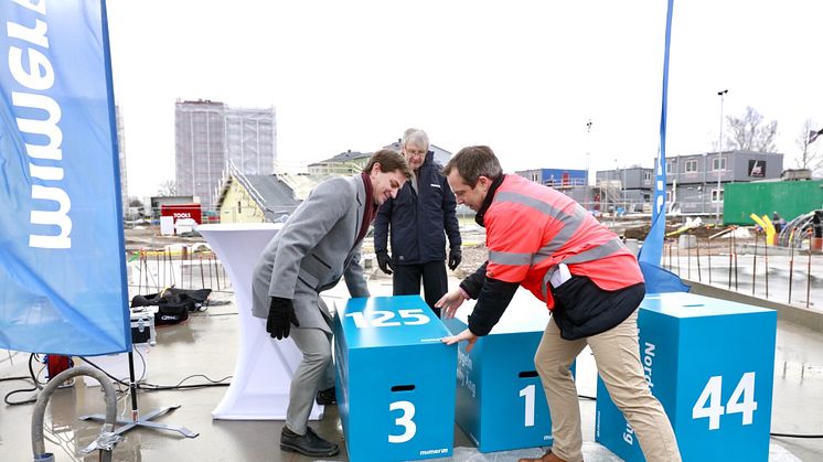 Anders Rastin och Lars Korkman från Mimer samt Mikael Pettersson Sjölund, Aros Bygg och Förvaltning, lyfte in byggstarten på Nordportens 44 lägenheter.