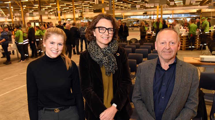Postens konsernsjef Tone Wille (i midten) sammen med politisk rådgiver Inga Borud i Hamar kommune og distriktssjef Per Jakobsen under åpningen av det nye  logistikksenteret i Hamar. Foto: Birger Morken