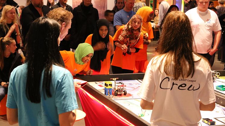 First Lego League är en tävling för barn och ungdomar i åldern 10-16 år där lag tävlar i att bland annat programmera en legorobot att utföra olika uppgifter. 
