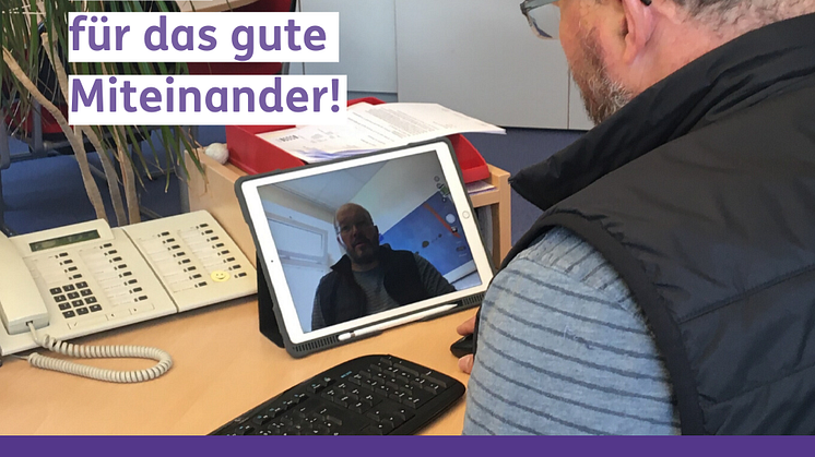 Kontakt halten per Videotelefonie spielt in Zeiten der Corona-Pandemie auch im schulischen Zusammenhang eine wichtige Rolle. Hier im Bild Rolf Muster, Leiter der Hephata-Förderschulen in Treysa.