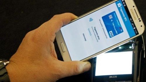 Mobilní peníze se dostávají do popředí. 67 % Čechů používá své telefony k online bankovnictví a každodenním platbám