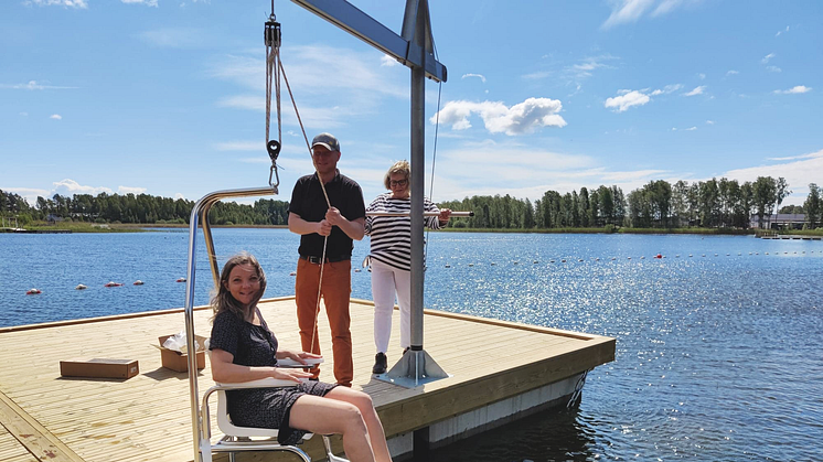 Bilden visar när Johanna Larsson, Henrik Lander och Marianne Fröding testar liften vid Örsholmsbadet.