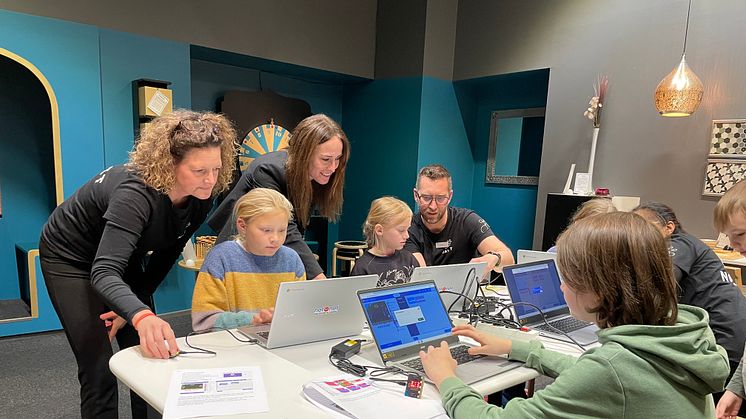 Full fart på programmeringen! Nina Svensson, pedagog på Navet, Anne-Sofie Johanson, CIO på NetOnNet och Peter Krahl Rydberg, projektledare för Tekniktrappan spanar in framtidens tech-talanger i full action på Navet i Borås. 