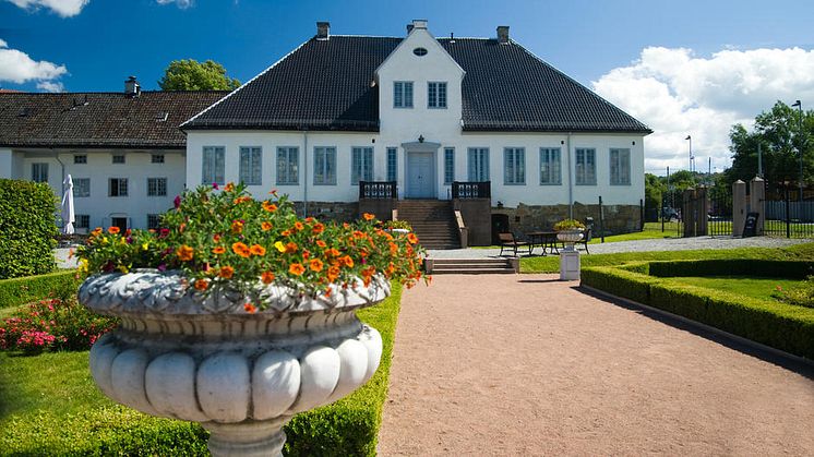 Oslo ladegård sett fra hagen. Lokalene for kafé/restaurant ligger i underetasjen i fløyen vist til venstre i bildet. Foto: Jørgen Rist Holmen / Oslo Kommune