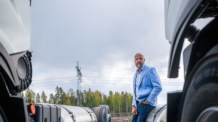 Iveco Finlandin Tuomas Virén painottaa, ettei ilmastoystävällisen kuorma-auton hankkimista tule lykätä liian kauas. Tehtävät hankinnat ja valinnat tulevat vaikuttamaan pitkään ja pysymään liikenteessä ensi vuosikymmenen puolelle.