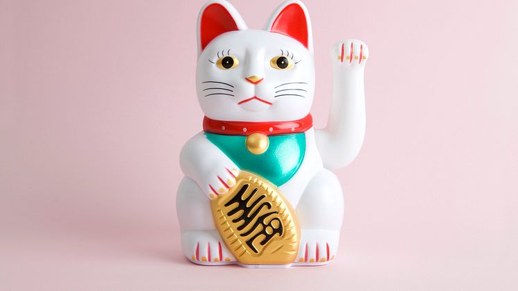 Dei japanske maneki-neko-figurane er meint å tiltrekke seg lykke. Katten i Sudden death fører derimot ikkje berre lukke med seg. Foto: iStock/LoulouVonGlup