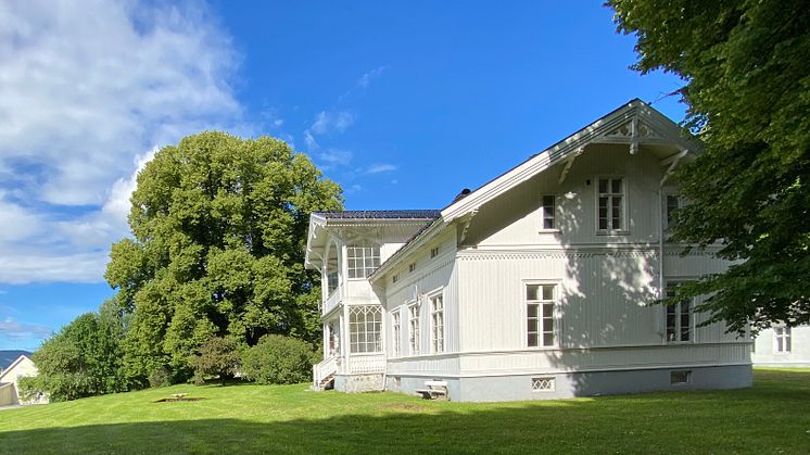 Hovedbygningen på Gilhus fra 1868 er inspirert fra senempiren med detaljer fra sveitserstilidealene.