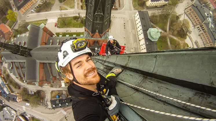 Reparbetare utför fogningsarbeten på Uppsala Domkyrka