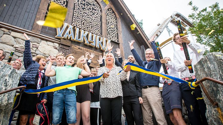 Gunilla Carlsson, styrelseordförande Liseberg, klippte bandet och invigde Valkyria i konfettiregn