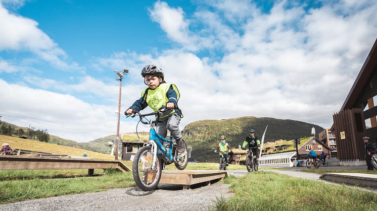 I Myrkdalen får barna kjenne på mestringsfølelse på sykkel