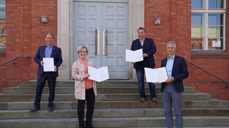 Jörg Jenoch, Bürgermeister von Eichwalde, Prof. Dr. Ulrike Tippe, Präsidentin der TH Wildau, Sven Herzberg, Bürgermeister von Zeuthen, und Markus Mücke, Bürgermeister von Schulzendorf (v. l. n. r.) nach der Unterzeichnung. (Bild: Mareike Rammelt)