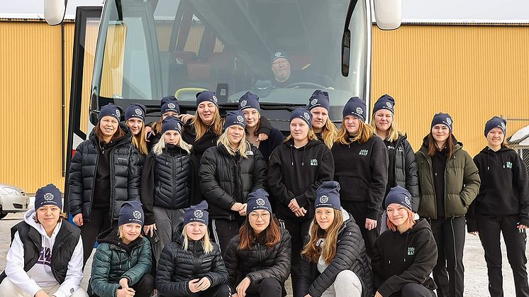 Foto: Kenneth Strömberg. MAIF Tjejhockey på väg mot match.